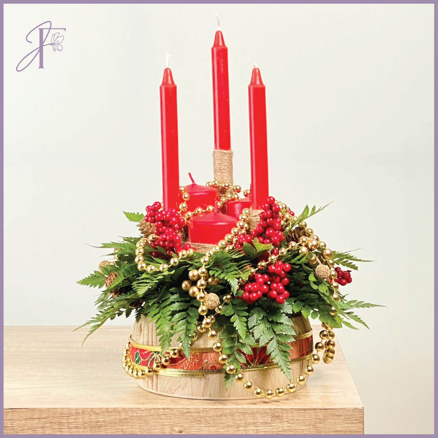 Festive Glow Centerpiece - قطعة مركزية بلمسة احتفالية – flowers, delivered in Bahrain