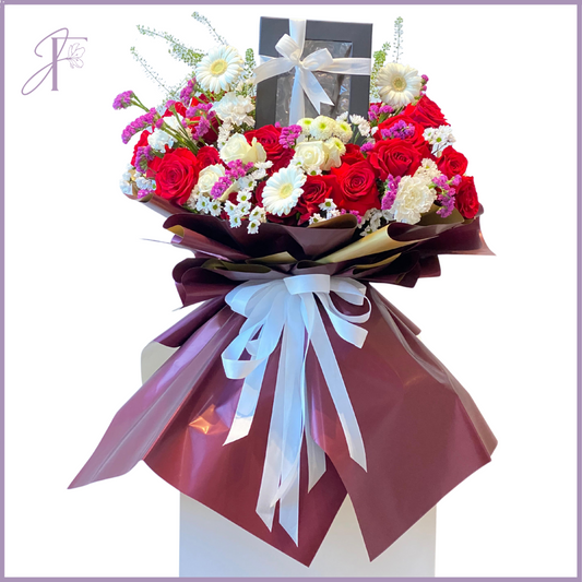 Little Red Riding Hood - For the love of Dolcetta: Luxurious Red &amp; White Floral Bouquet&nbsp;