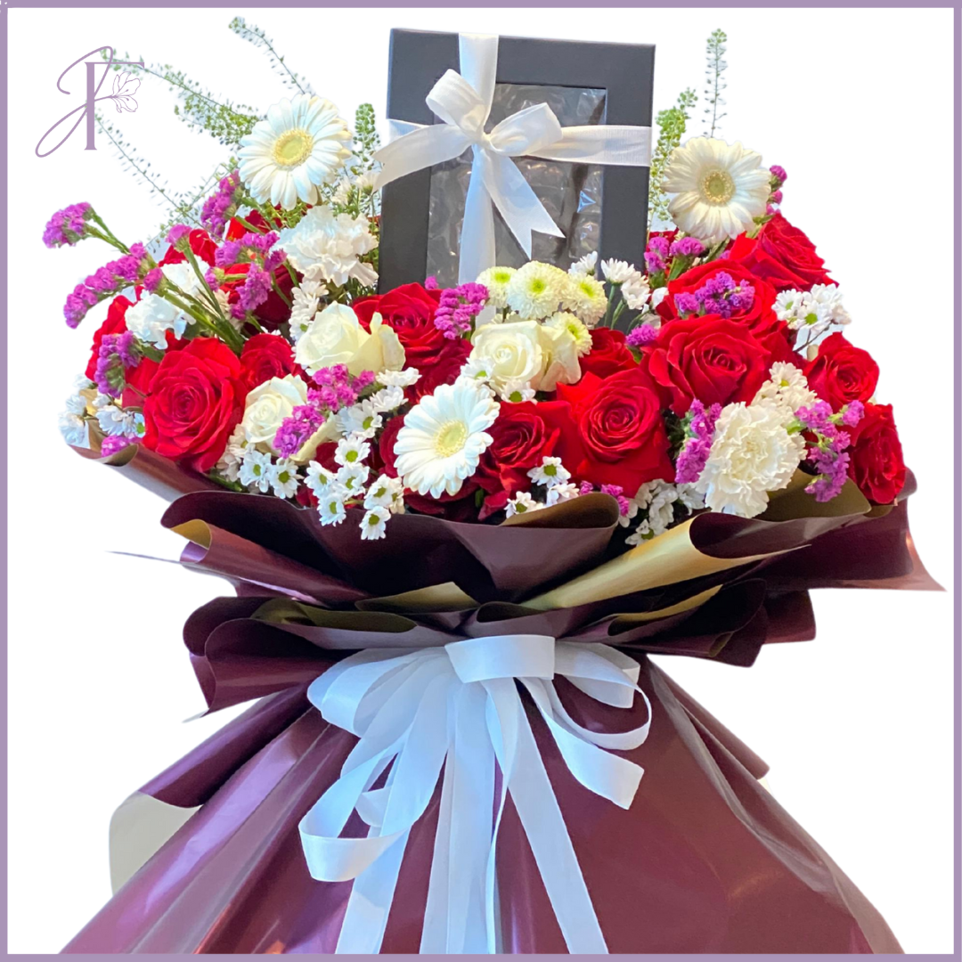 Little Red Riding Hood - For the love of Dolcetta: Luxurious Red &amp; White Floral Bouquet&nbsp;